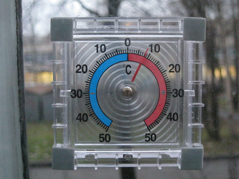 Оконный механический термометр.